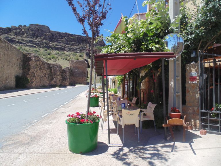 Hostal Restaurante La Muralla se viste con el verano de la Sierra de Cuenca Complejo Turístico Hostal Restaurante La Muralla se viste con el verano de la Sierra de Cuenca Complejo Turístico